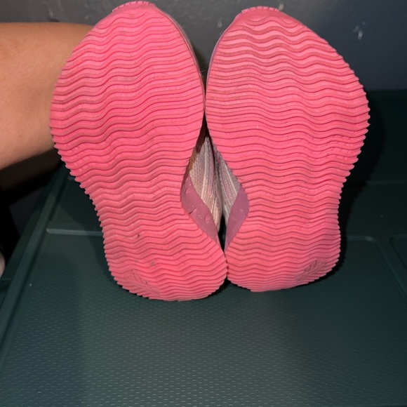 Reebok pink kids shoes - Picture 4 of 7